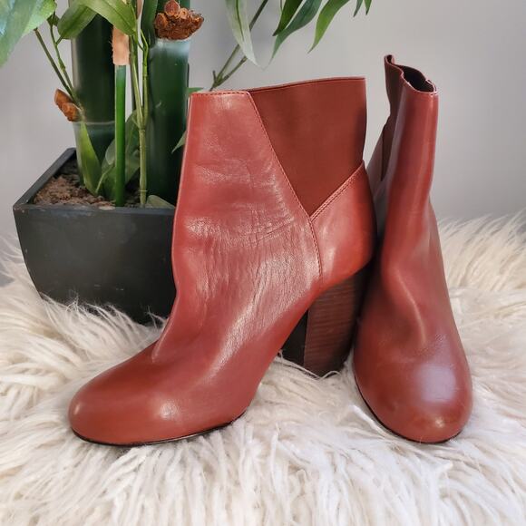 BCBGeneration Lillyan Brown Leather Round Toe Slip On Ankle Boots 8.5 - Picture 1 of 12
